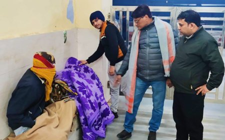 रात के अंधेरे में गरीबों को कम्बल बाट मनाया नया साल