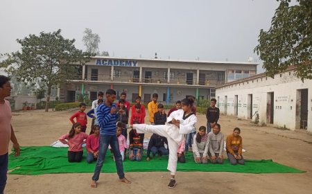 मार्शल आर्ट ट्रेनिंग की बदौलत छात्राएं सीख रही आत्मरक्षा के गुर