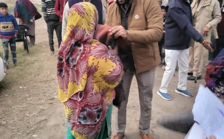 ज्वाइंट मजिस्ट्रेट ने असहायों को बांटा कंबल,खिल उठे चेहरे