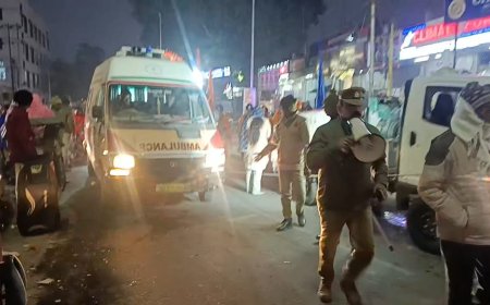 जुलूस में फंसे एंबुलेंस को प्रभारी निरीक्षक ने बाहर निकलवाया