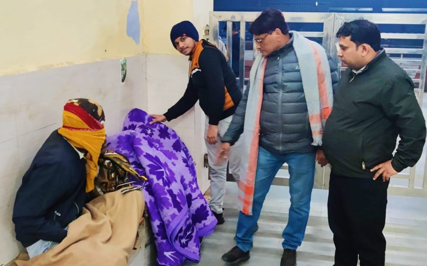 रात के अंधेरे में गरीबों को कम्बल बाट मनाया नया साल