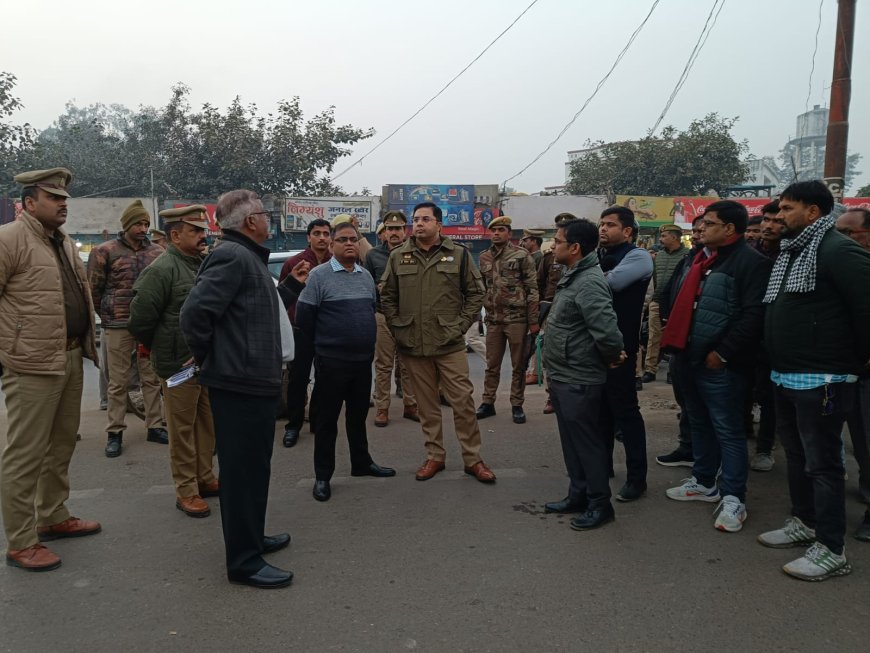 आवागमन संचालित कराने बसों के साथ पुलिस बल हुई रवाना