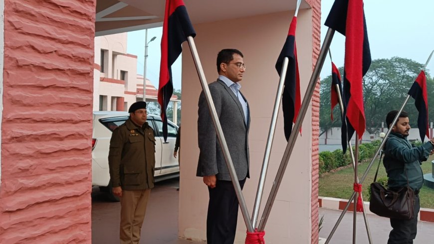 गार्ड ऑफ ऑनर के साथ आईजी, एसएसपी व एसपी सीटी तथा एसपी ट्रैफिक ने किया नवागत आईजी जोन का स्वागत