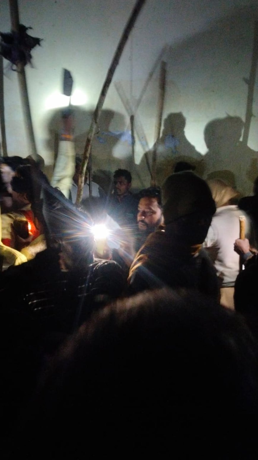 सरसों के खेत में धराया एक संदिग्ध युवक,दो साथी फरार