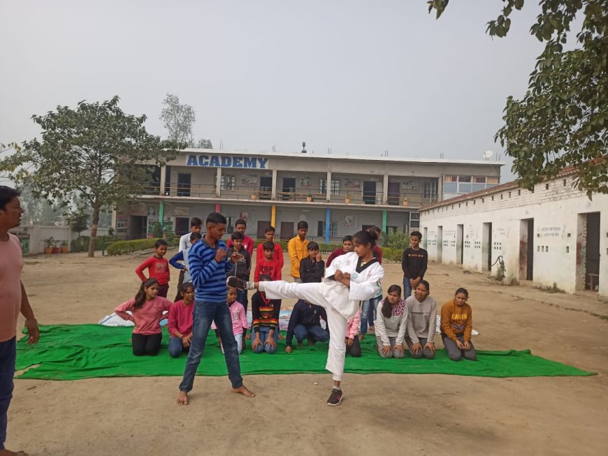 मार्शल आर्ट ट्रेनिंग की बदौलत छात्राएं सीख रही आत्मरक्षा के गुर
