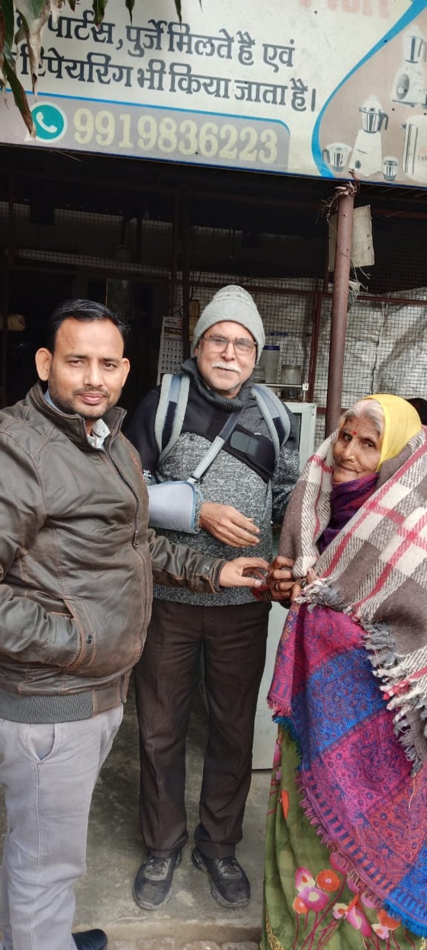 शाखा प्रबंधक ने जरूरतमन्दों में वितरित किया कम्बल