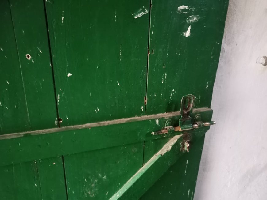 अराजक तत्वों से ग्रामीण,शिक्षक व प्रधान परेशान