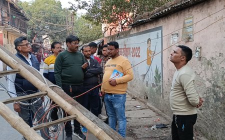 माया बाजार में गिरा विद्युत पोल, कोई हताहत