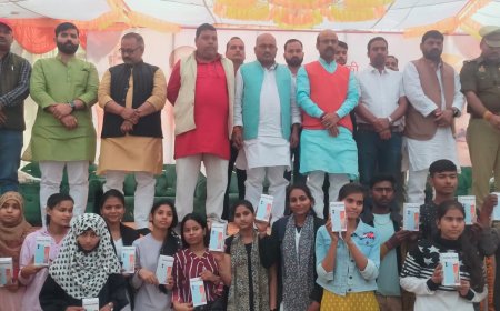 मोबाइल पाकर खिले छात्र छात्राओं के चेहरे