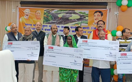 भूस्वामियों को सांसद ने सौंपा मुआवजे का चेक