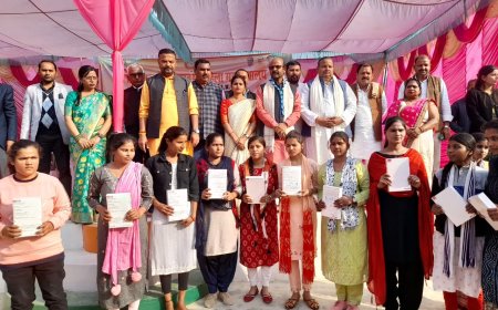 टैबलेट व स्मार्ट फोन पाकर खिले छात्राओं के चेहरे