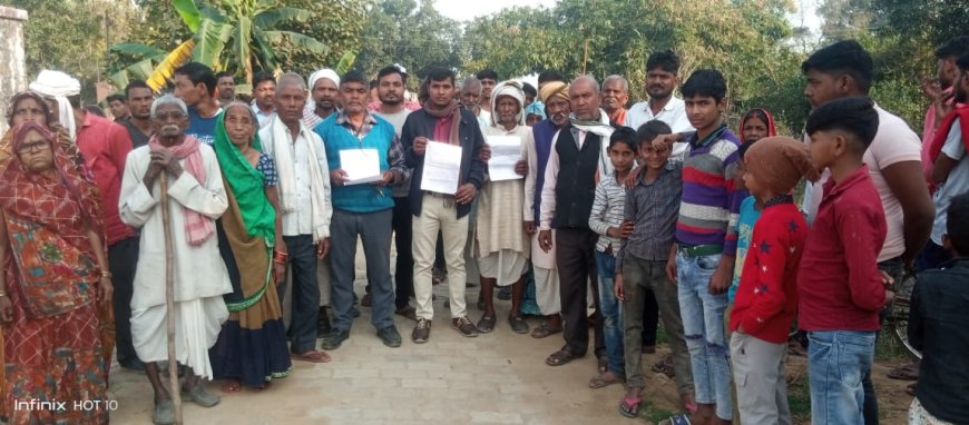 अपात्रों को पट्टा करने पर प्रधान व लेखपाल की शिकायत