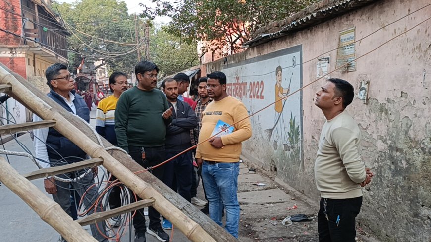 माया बाजार में गिरा विद्युत पोल, कोई हताहत