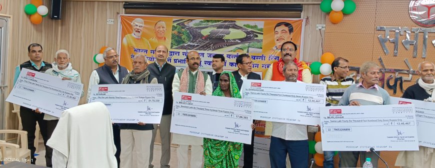 भूस्वामियों को सांसद ने सौंपा मुआवजे का चेक