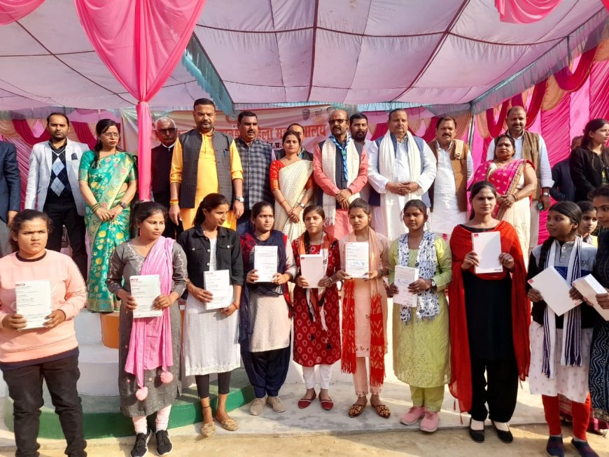 टैबलेट व स्मार्ट फोन पाकर खिले छात्राओं के चेहरे