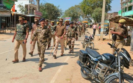 हथियारबंद जवानों ने फ्लैग मार्च कर दिलाया सुरक्षा का एहसास