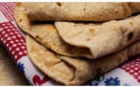 थूक लगाकर रोटी बना रहा था कारीगर,वीडियो वायरल