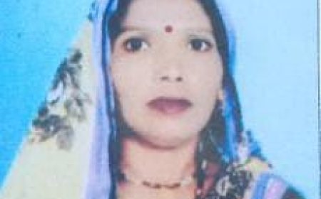 कुत्ते से टकराकर अनियंत्रित हुआ बाइक, महिला की मौत