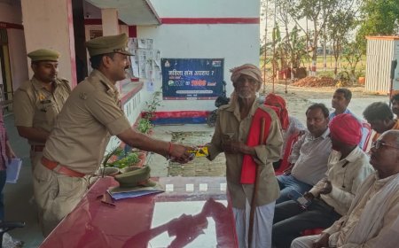 टार्च व मिठाई देकर ग्राम प्रहरियों को दी होली की बधाई