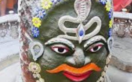 गर्भगृह में लगी आग, पुजारी समेत 13 झुलसे