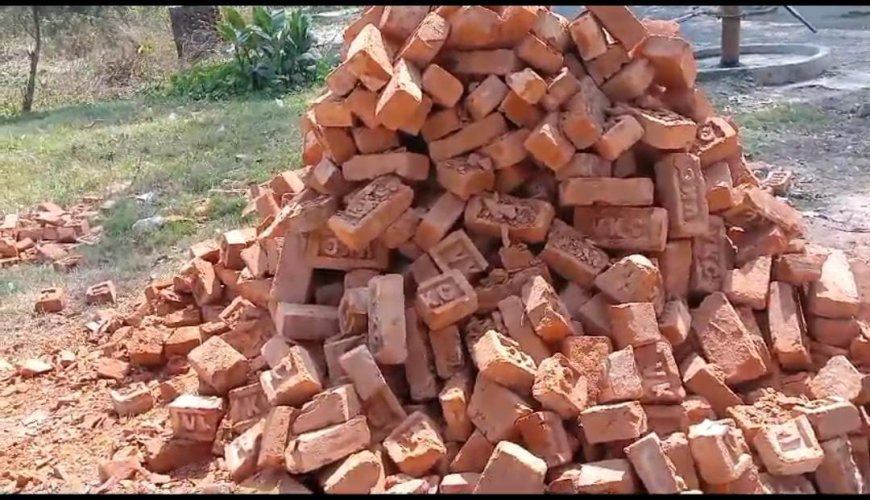 दिव्यांग शौचालय निर्माण में मानक विहीन ईंट के प्रयोग का आरोप