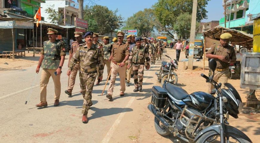 हथियारबंद जवानों ने फ्लैग मार्च कर दिलाया सुरक्षा का एहसास