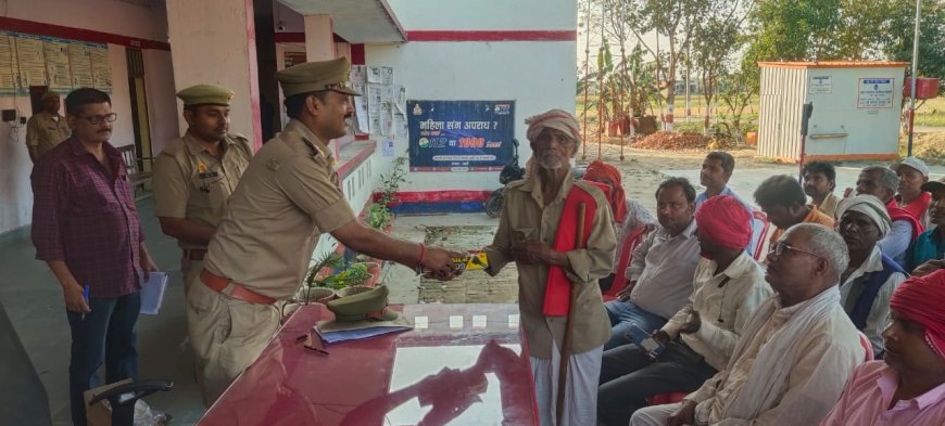 टार्च व मिठाई देकर ग्राम प्रहरियों को दी होली की बधाई