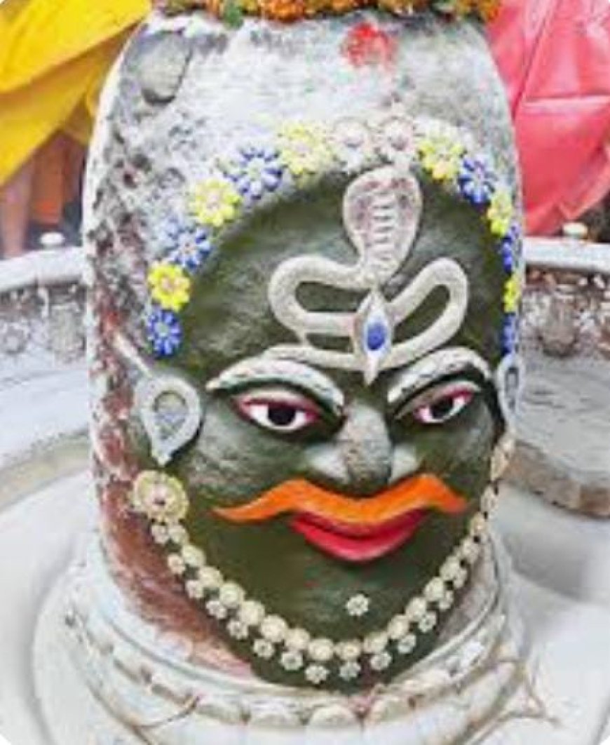 गर्भगृह में लगी आग, पुजारी समेत 13 झुलसे