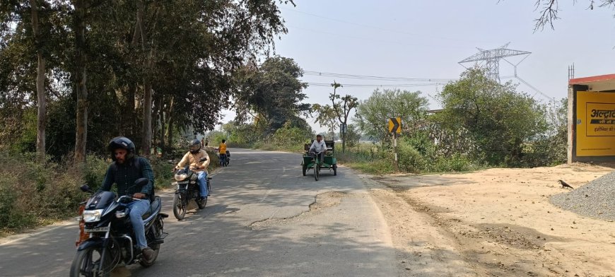 हादसों की वजह बन रही टूटी सड़कें,जिम्मेदार मौन