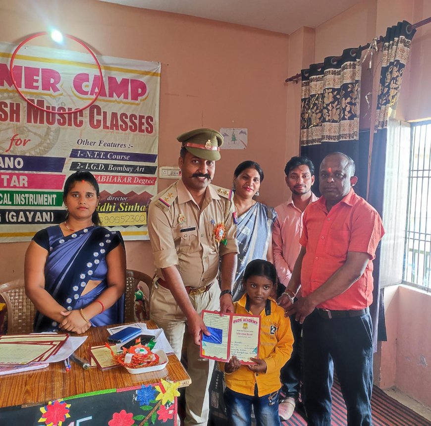 पुरस्कार पाकर खिले छात्रों के चेहरे