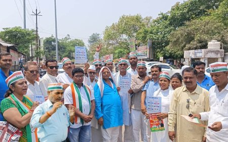 कांग्रेसियों ने अधिवक्ताओं में बांटा न्याय पत्र,मांगा समर्थन