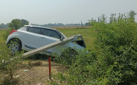 अनियंत्रित कार विद्युत पोल से टकराई, वाहन छतिग्रस्त