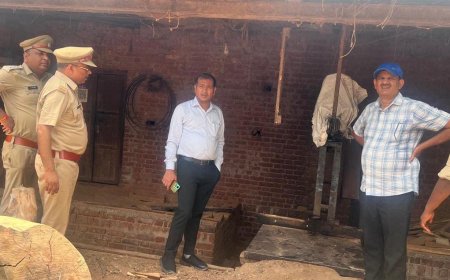 अवैध आरा मशीनों पर प्रशासन की छापेमारी, दो संचालकों पर गिरी गाज