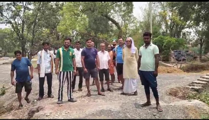 टूटी सड़क मरम्मत कराने व चौड़ीकरण की मांग
