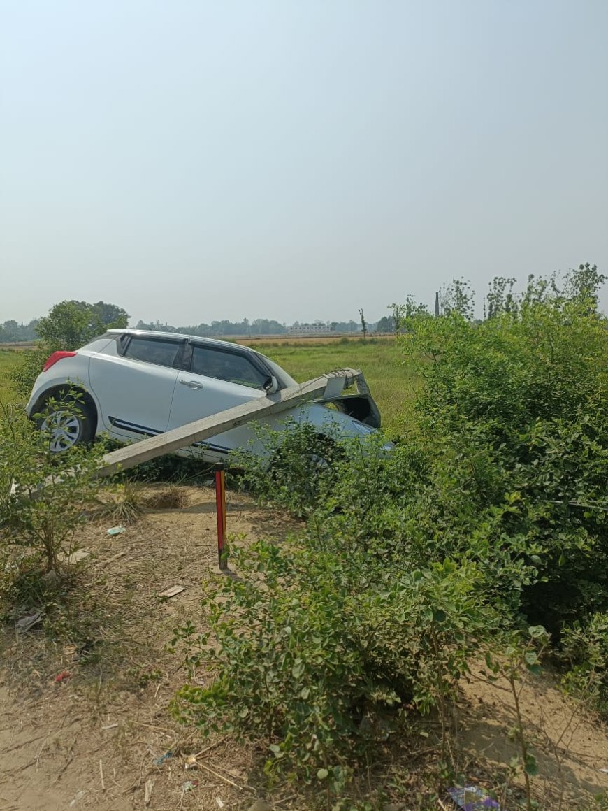 अनियंत्रित कार विद्युत पोल से टकराई, वाहन छतिग्रस्त