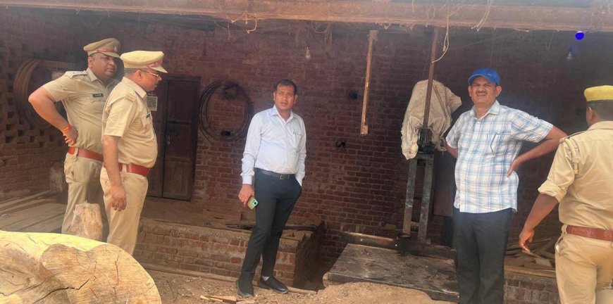 अवैध आरा मशीनों पर प्रशासन की छापेमारी, दो संचालकों पर गिरी गाज