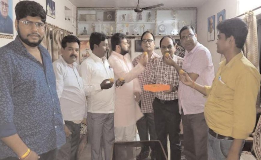 चौथी बार सांसद बने पाल, समर्थकों ने बांटी मिठाई