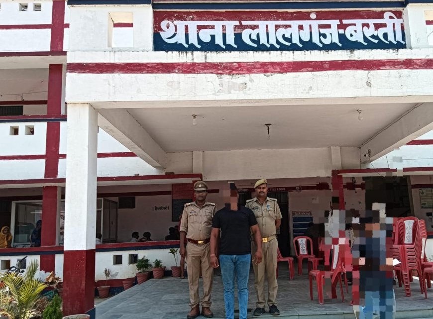 जानें क्यों....,हाथ में तख्ती लिए अभियुक्त ने किया आत्म समर्पण