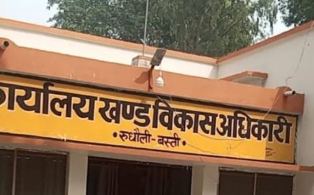 मलाई काट रहे साहब कब छोड़ेंगे   ब्लॉक ? पूछता रुधौली...