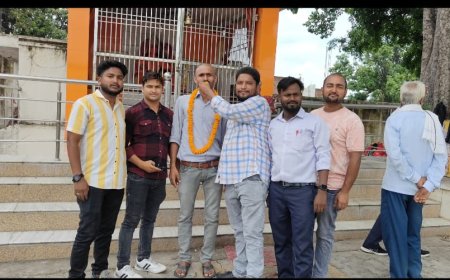 वैज्ञानिक बने संतोष का फूल माला पहनाकर किया स्वागत