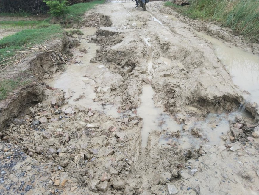 रास्ता टूटने से खिरिहवा मार्ग पर आवागमन ठप
