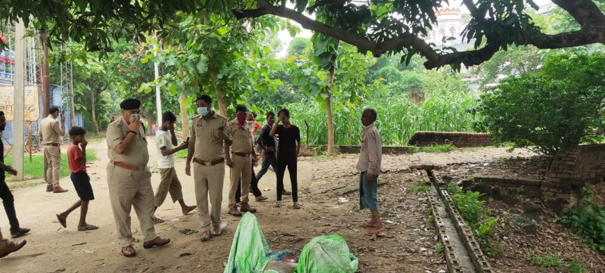 तालाब में मिला अज्ञात युवक का शव, इलाके में सनसनी