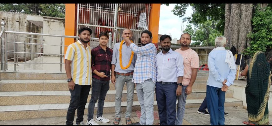 वैज्ञानिक बने संतोष का फूल माला पहनाकर किया स्वागत