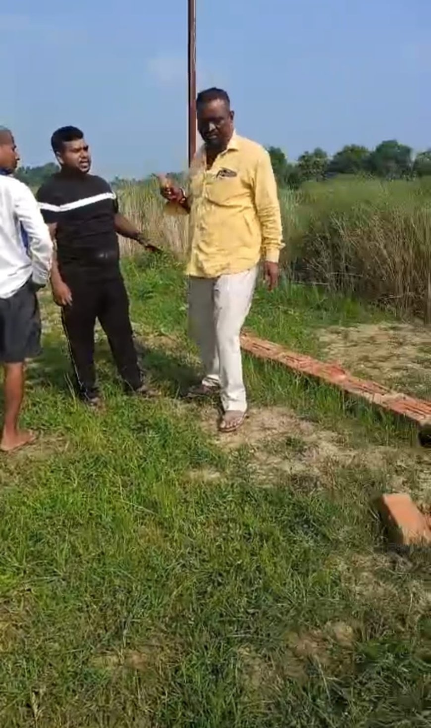 पैमाइश के बाद भी दबंग प्रधान ने रोक दिया निर्माण कार्य