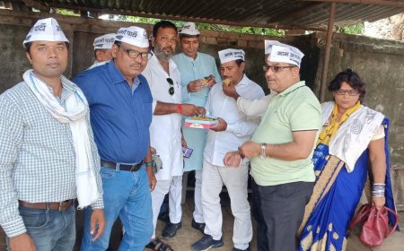 दूसरे को मिठाई खिलाकर कार्यकर्ताओं ने जाहिर की खुशियां