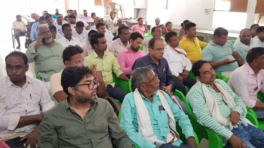 पीएम आवास योजना को लेकर बीडीओ ने की प्रधानों व बीडीसी सदस्यों के साथ बैठक