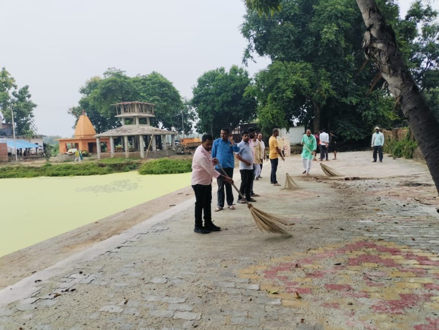 अस्पताल में फल वितरण व झाड़ू लगाकर मनाया पीएम का जन्मदिन