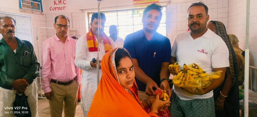 अस्पताल में फल वितरण व झाड़ू लगाकर मनाया पीएम का जन्मदिन