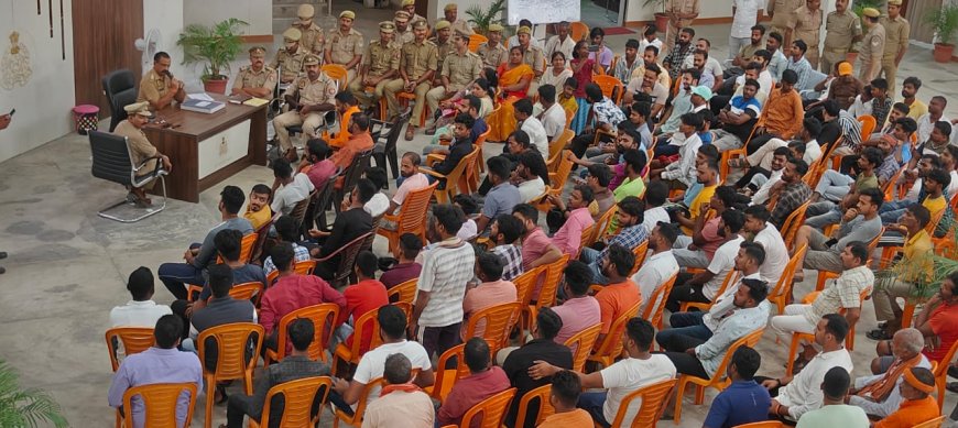 दुर्गा पूजा पंडाल व डीजे संचालको के साथ थाना प्रभारी ने की बैठक