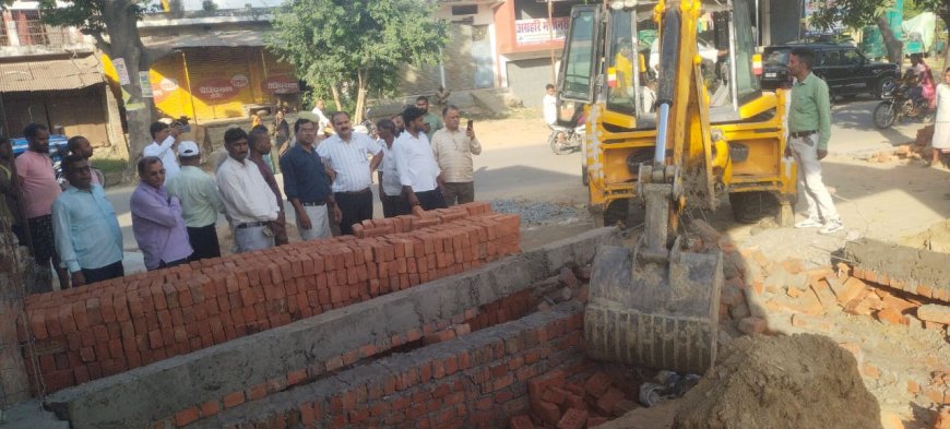 अवैध निर्माण पर चला प्रशासन का बूलडोजर